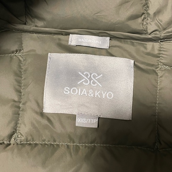 Lightweight down coat with asymmetrical closure in army green colour. - Picture 3 of 3